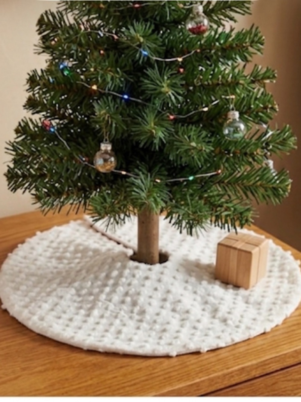 Small Christmas tree skirt -New